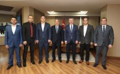 Kocaeli Büyükşehir Belediye Başkanı Doç. Dr. Tahir Büyükakın’ı Ziyaret ettik. Kocaeli Büyükşehir Belediye Başkanı Doç. Dr. Tahir Büyükakın’ı Ziyaret ettik.